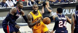Einer gegen Alle. Clevelands Superstar LeBron James war von den Hawks nicht zu stoppen.