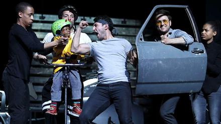 Jerry Hoffmann, Thomas Wodianka, Taher Şahintürk, Dimitrij Schaad und Cynthia Micas in "Das Kohlhaasprinzip".