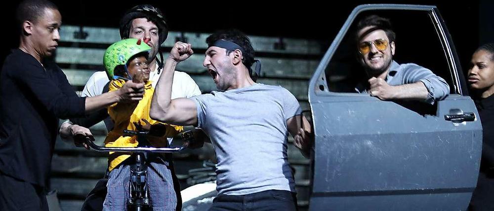 Jerry Hoffmann, Thomas Wodianka, Taher Şahintürk, Dimitrij Schaad und Cynthia Micas in "Das Kohlhaasprinzip".