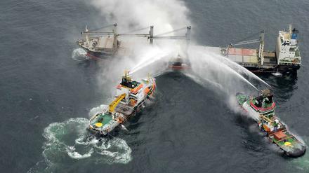 Wasser marsch auf den havarierten Frachter mit der Düngemittel-Ladung nahe Helgoland.