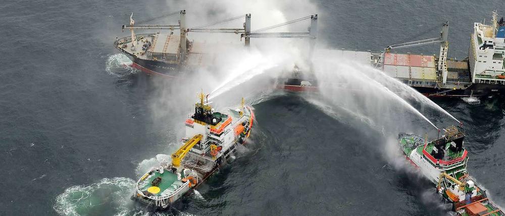 Wasser marsch auf den havarierten Frachter mit der Düngemittel-Ladung nahe Helgoland.
