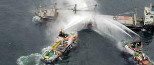 Wasser marsch auf den havarierten Frachter mit der Düngemittel-Ladung nahe Helgoland.