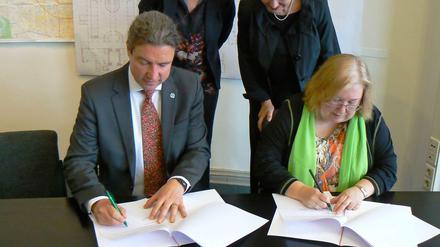 Superintendent Carsten Bolz mit Kulturstadträtin Dagmar König, dahinter Gisela Richter (li.) von der Evangelischen Familienbildung und VHS-Leiterin Sigrid Höhle.
