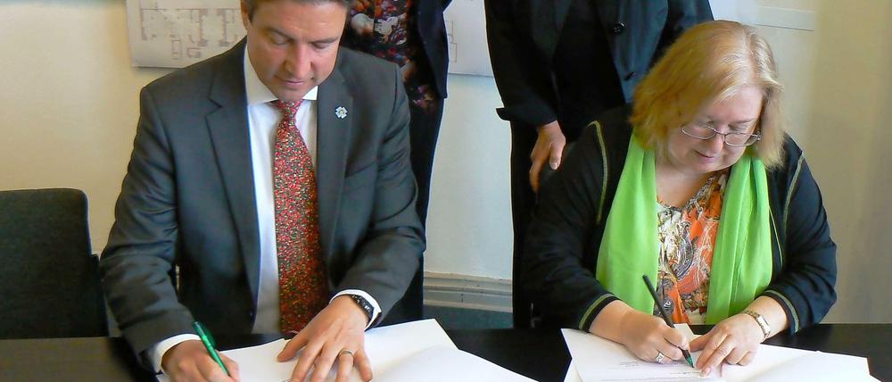 Superintendent Carsten Bolz mit Kulturstadträtin Dagmar König, dahinter Gisela Richter (li.) von der Evangelischen Familienbildung und VHS-Leiterin Sigrid Höhle.
