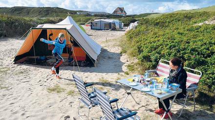 Stoff- statt Reetdach. Gewiss, Zelten muss man mögen. Doch wer sich darauf einlässt, bekommt ein Urlaubsvergnügen zu einem unschlagbaren Preis.