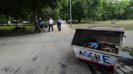 Der Monbijoupark in Berlin Mitte. Abends gibt es Streit mit Menschen die an der falschen Stelle grillen.