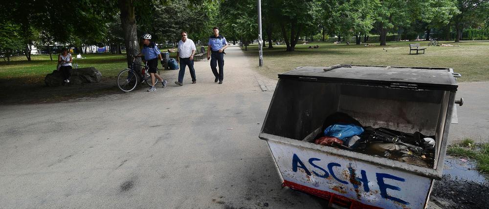 Der Monbijoupark in Berlin Mitte. Abends gibt es Streit mit Menschen die an der falschen Stelle grillen.
