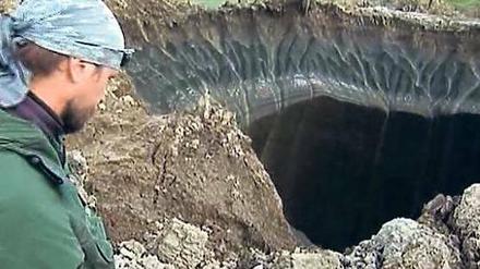 Bis zu 70 Meter tief können die mysteriösen Löcher im Permafrostboden sein. Der Abstieg in die Krater kann für Forscher gefährlich werden.