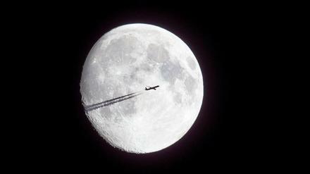Fernes Eldorado. Der Mond birgt Rohstoffe, die der Menschheit einmal nützlich sein könnten. Etwa Helium-3, das als Brennstoff für Kernfusionsreaktoren dienen könnte. Aber noch sind solche Anwendungen weit weg - räumlich wie auch zeitlich. 