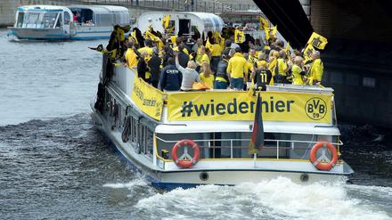 Auch eine Fortbewegungs-Möglichkeit: 2014 schipperten BVB-Fans zum DFB-Pokalfinale über die Spree. Die meisten Fans werden aber BVG und S-Bahn nutzen.
