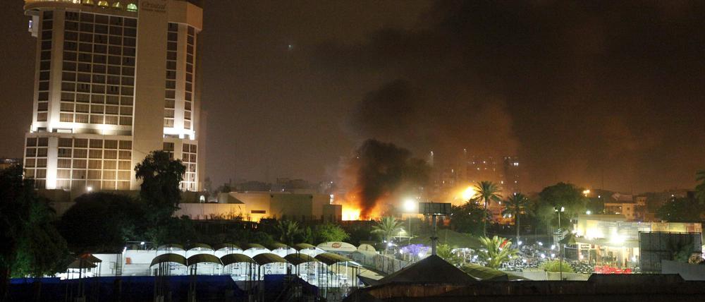 Rauch und Flammen nach einer Explosion neben einem Nobel-Hotel in Bagdad.