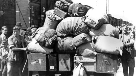 Ein Flüchtlingszug mit vertriebenen Sudentendeutschen trifft im Durchgangslager Wiesau ein. Lange hat man in Tschechien geschwiegen über das, was nach dem Zweiten Weltkrieg geschah. 