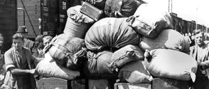 Ein Flüchtlingszug mit vertriebenen Sudentendeutschen trifft im Durchgangslager Wiesau ein. Lange hat man in Tschechien geschwiegen über das, was nach dem Zweiten Weltkrieg geschah.