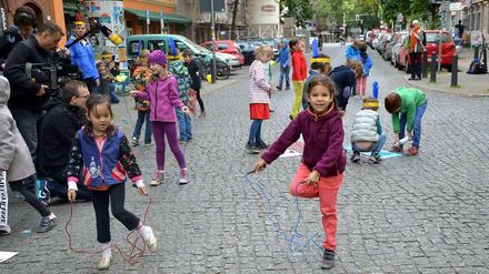 Kinder auf einer Spielstraße in Berlin-Prenzlauer Berg.