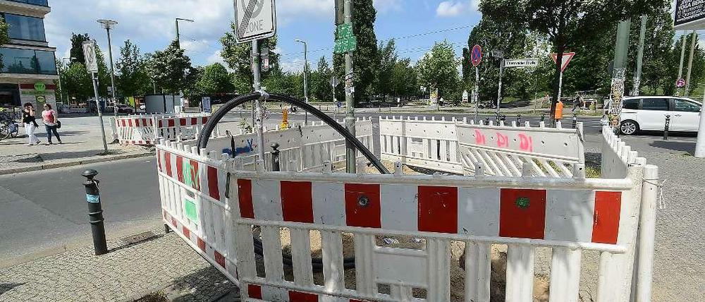 Am Eingang zum Mauerpark wird in die Erde gebohrt, um nach Findlingen und Altlasten zu suchen.