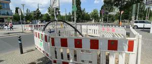 Am Eingang zum Mauerpark wird in die Erde gebohrt, um nach Findlingen und Altlasten zu suchen.