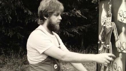 Ingo Schulz (1953-2015) beim Aufbau der Kulissen seines Kinderprogramms, Ende der 80er Jahre.