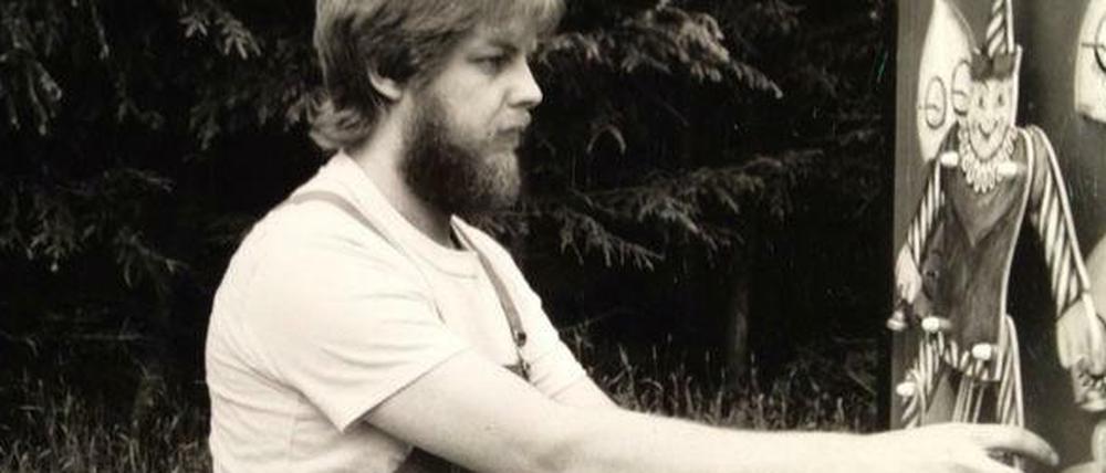 Ingo Schulz (1953-2015) beim Aufbau der Kulissen seines Kinderprogramms, Ende der 80er Jahre.