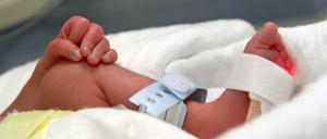 Babys in Gefahr. Die Frühchen im Virchow-Klinikum sind ohnehin geschwächt und werden intensiv betreut – die Keime belasten sie zusätzlich.