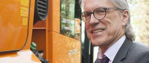 Der Finanzsenator inspiziert gut gelaunt ein Müllauto.