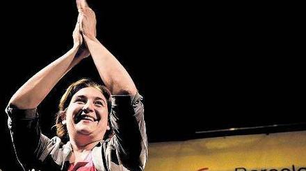 Ada Colau, Hausbesetzerin und Kandidatin der Protestbewegung, feiert Sonntagabend mit Anhängern ihren Sieg in Barcelona.