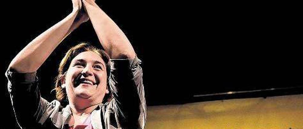 Ada Colau, Hausbesetzerin und Kandidatin der Protestbewegung, feiert Sonntagabend mit Anhängern ihren Sieg in Barcelona.