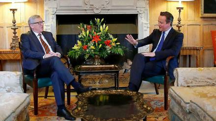 Kamingespräch. Der britische Premier Cameron mit EU-Kommissionspräsident Juncker auf seinem Landsitz.