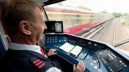 Der senkrechte Monitor zeigt dem Fahrer der S-Bahn alles Wichtige zur Strecke - inklusive Empfehlung, wann er das "Gas" wegnehmen oder unter dem Tempolimit bleiben kann.