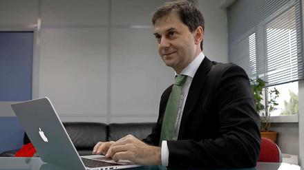 Harry Theoharis ist Fraktionssprecher der wirtschaftsliberalen „To Potami“-Partei in Griechenland, die bei den Wahlen 6,1 Prozent der Stimmen erhielt. Bis 2014 war er Chef der Steuerbehörde.