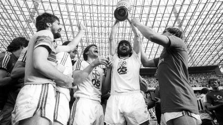 Ein Pott-pourri der guten Laune. Bayer Uerdingen gewann als erste Mannschaft in Berlin den Pokal. Spieler Friedhelm Funkel (mit Pokal) machte später auch als Trainer hier Station.