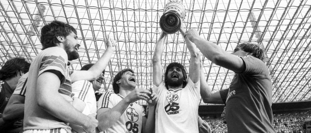 Ein Pott-pourri der guten Laune. Bayer Uerdingen gewann als erste Mannschaft in Berlin den Pokal. Spieler Friedhelm Funkel (mit Pokal) machte später auch als Trainer hier Station. 