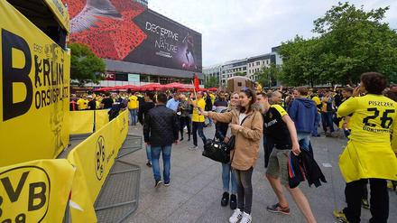 Warmfeiern. Die Selfie-Stäbe sind auch dabei.