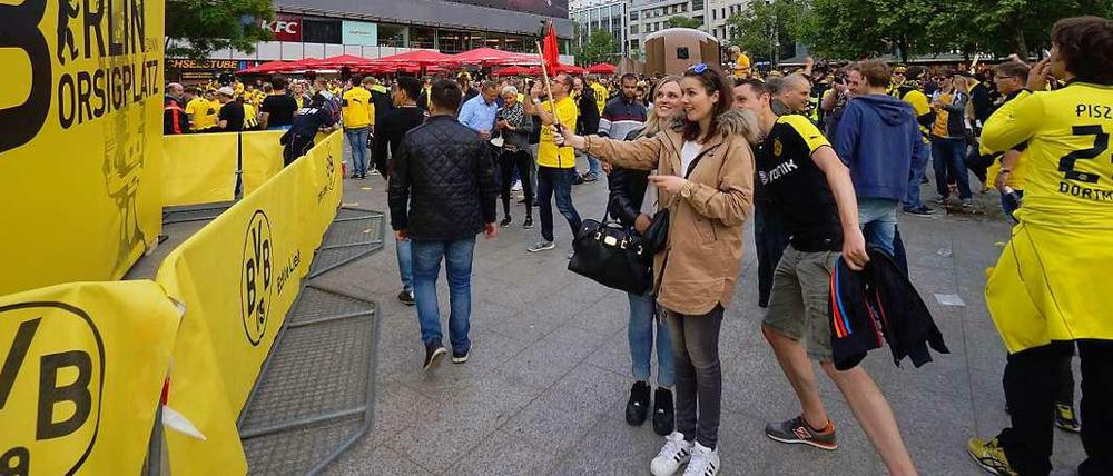 Warmfeiern. Die Selfie-Stäbe sind auch dabei.