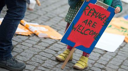 Bekenntnis zur Aufnahme von Flüchtlingen bei Jung und Alt. Nur wie können Berlin und Brandenburg das vereinbaren?