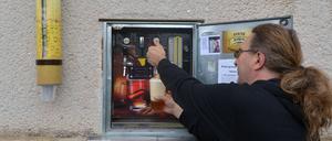 Bierbrauer Martin Povysil zapft sich ein Bier aus seinem Bier-Automaten in dem tschechischen Dorf Uhrinovice. 