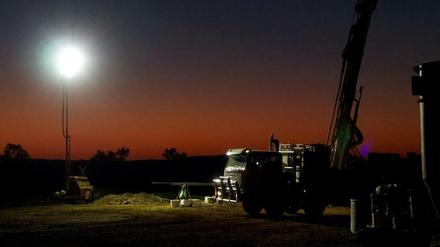 Lange Arbeitstage. Die Forscher gingen extrem vorsichtig zu Werke, um jegliche Verunreinigung der Proben zu vermeiden. Deshalb dauerten die Arbeiten im Outback oft bis in die Nacht. 