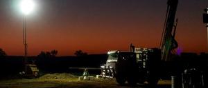 Lange Arbeitstage. Die Forscher gingen extrem vorsichtig zu Werke, um jegliche Verunreinigung der Proben zu vermeiden. Deshalb dauerten die Arbeiten im Outback oft bis in die Nacht. 