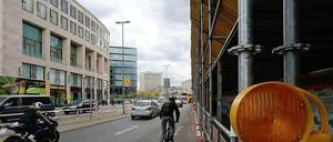 Wegen Abrissarbeiten gibt es in der Joachimsthaler Straße nur eine Fahrspur. Ein Radler starb, weil ein Taxifahrer ihn beim Abbiegen übersah.
