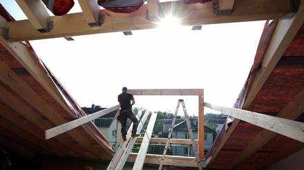 Wertvolles Gut Holz. Schreiner und Zimmerer haben gerade besonders hohe Materialkosten.