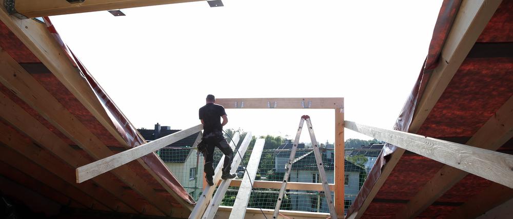 Wertvolles Gut Holz. Schreiner und Zimmerer haben gerade besonders hohe Materialkosten.