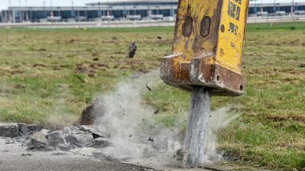 Je tiefer man gräbt, um so erstaunlichere Details werden bekannt über den neuen Flughafen in Schönefeld. 