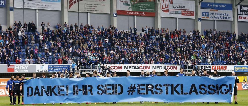 Aber leider nicht mehr, was die Liga betrifft. Die Spieler des SC Paderborn bedanken sich beim Anhang. 