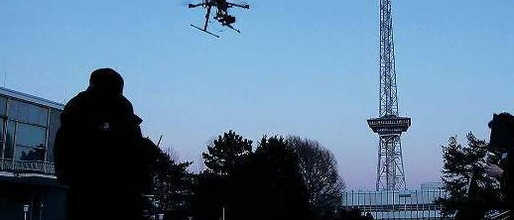 Wer schaut und hört mit ? Eine Flugdrohne am Berliner Funkturm. Foto: WDR