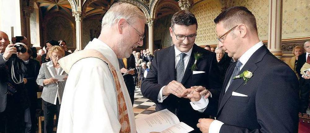 Mit Segen. Der CDU-Bundestagsabgeordnete Stefan Kaufmann (M.) und sein Lebensgefährte Rolf Pfander (r.) in der Alt-Katholischen Gemeinde Stuttgart.