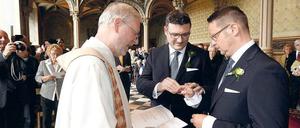 Mit Segen. Der CDU-Bundestagsabgeordnete Stefan Kaufmann (M.) und sein Lebensgefährte Rolf Pfander (r.) in der Alt-Katholischen Gemeinde Stuttgart. 