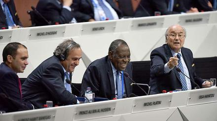 Issa Hayatou, links neben Sepp Blatter, steht dem Afrikanischen Fußballverband CAF vor. Sein Verband stand in Treue fest hinter Blatter, im Gegensatz zur Uefa. Michel Platini hatte Blatter zuvor gesagt, dass die Europäer ihn nicht mehr wählen würden.