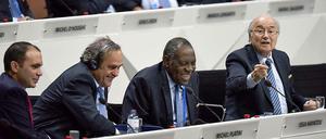 Issa Hayatou, links neben Sepp Blatter, steht dem Afrikanischen Fußballverband CAF vor. Sein Verband stand in Treue fest hinter Blatter, im Gegensatz zur Uefa. Michel Platini hatte Blatter zuvor gesagt, dass die Europäer ihn nicht mehr wählen würden. 