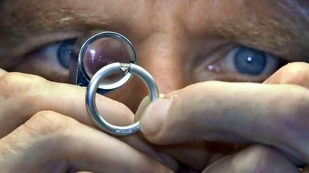 Unter die Lupe genommen - wer wohl diesen Ring tragen darf?