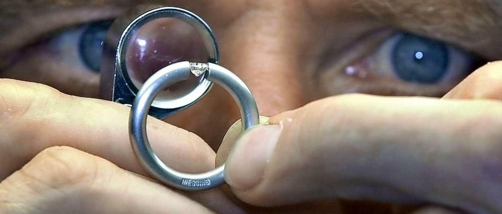 Unter die Lupe genommen - wer wohl diesen Ring tragen darf?