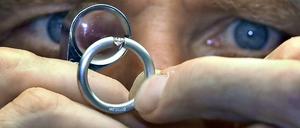 Unter die Lupe genommen - wer wohl diesen Ring tragen darf?